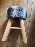 grijze houten krukje, Huis en Inrichting, Krukjes, Ophalen, Zo goed als nieuw, Hout
