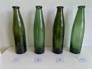 Vier keer oude glazen posteleinfles (van glas) beschikbaar voor biedingen
