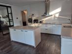 Moderne Hoekkeuken met (opberg) eiland, Huis en Inrichting, Keuken | Complete keukens, Gebruikt, Ophalen of Verzenden, Crème, Composiet