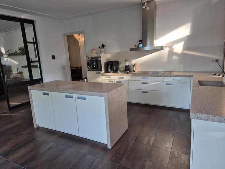 Moderne Hoekkeuken met (opberg) eiland, Huis en Inrichting, Keuken | Complete keukens, Gebruikt, Hoekkeuken, Crème, Composiet