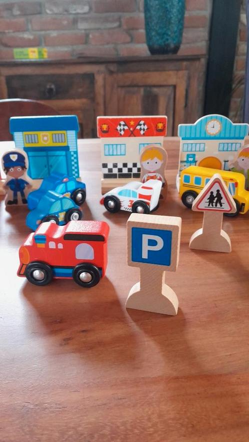 Houten dorp huisjes auto's poppetjes 60 delig bv treinbaan, Kinderen en Baby's, Speelgoed | Houten speelgoed, Gebruikt, Overige typen