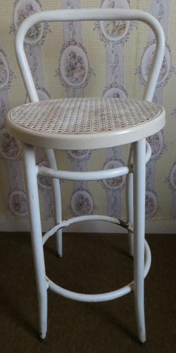 Witte vintage barkruk. Zithoogte 64 cm. Metalen frame. beschikbaar voor biedingen