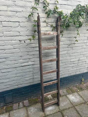 Houten ladder beschikbaar voor biedingen