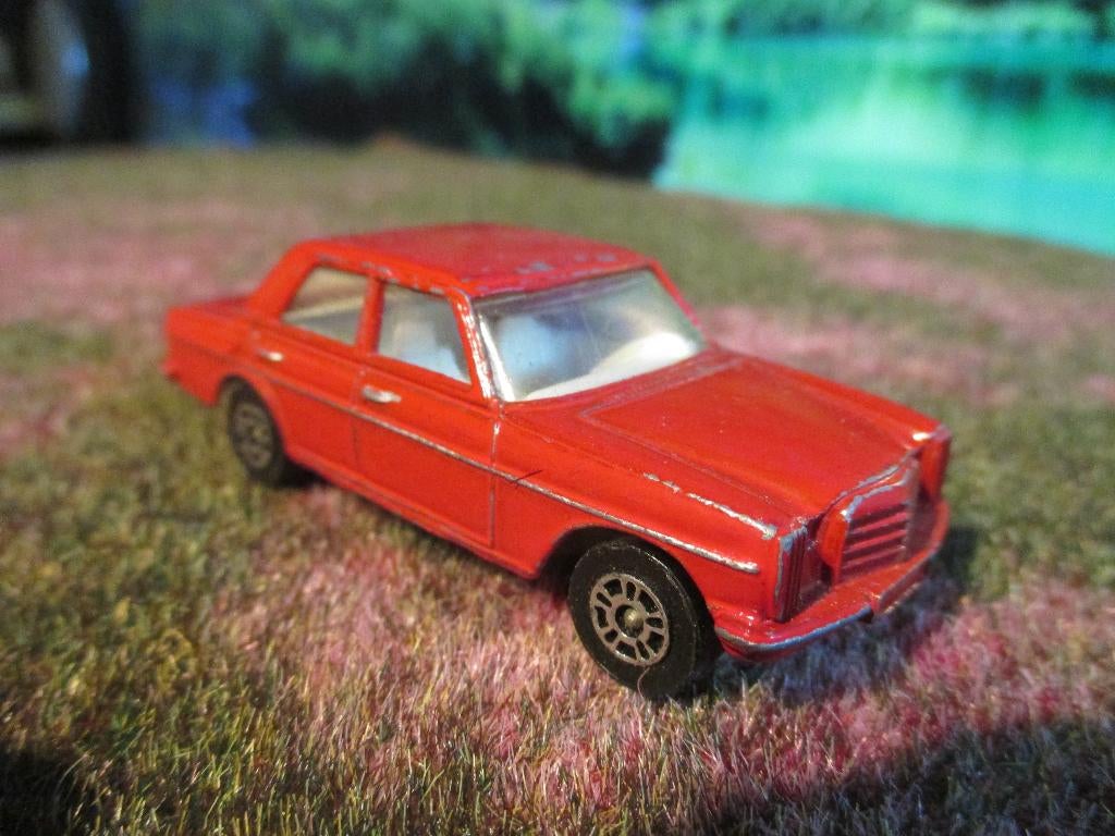 1:64 Mercedes Benz /8 W114 / W115 - Corgi Juniors rood, Hobby en Vrije tijd, Modelauto's | Overige schalen, Gebruikt, Auto, Ophalen of Verzenden