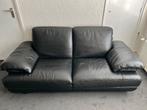 Zwart leren bank - Goossens, Huis en Inrichting, Banken | Bankstellen, Ophalen, Gebruikt, Tweepersoons, Rechte bank