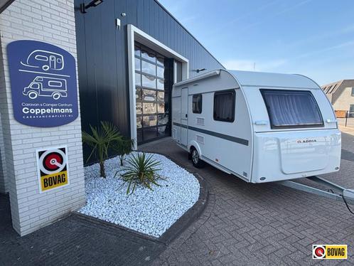 Adria Aviva 400 PS luifel, dwarsbed, 1100kg lichtgewicht., Caravans en Kamperen, Caravans, Bedrijf, tot en met 4, 750 - 1000 kg