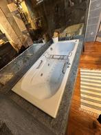 Badkamer ligbad met hydrojets, wastafel 2 kommen, toilet, Ophalen, Gebruikt, Met bad