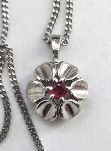 Leuk zilveren bloemhangertje met donkerrood steentje, aan ke beschikbaar voor biedingen