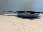 Le Creuset Skillet 26cm Chambray Bleu Nieuw, Gietijzer, Nieuw, Ophalen of Verzenden, Keramische plaat