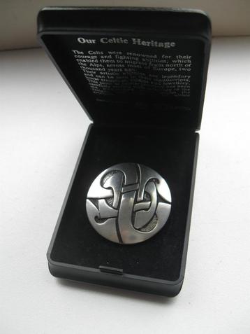 Prachtige pewter keltische broche van St Justin als nieuw beschikbaar voor biedingen