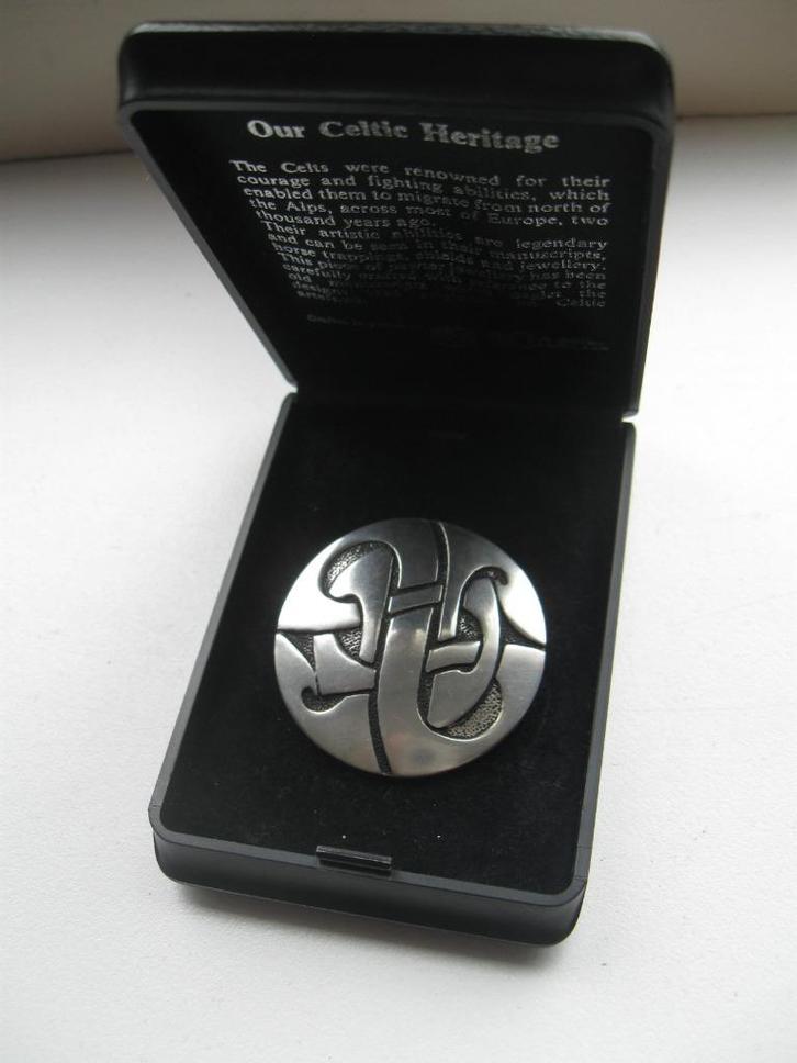 Prachtige pewter keltische broche van St Justin als nieuw, Sieraden, Tassen en Uiterlijk, Broches, Zo goed als nieuw, Overige materialen