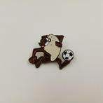 Tasmanian Devil Soccer Looney Tunes Metal Pin Badge, Ophalen of Verzenden, Nieuw, Figuurtje, Speldje of Pin