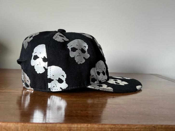 NIEUW: zwarte klep pet met schedels in zilver& doodshoofd, Kleding | Heren, Hoeden en Petten, Nieuw, Pet, 57 cm (M, 7⅛ inch) of minder