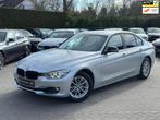 BMW 3-serie 320i High Executive Sport|Nwe Ketting|Groot Navi, Auto's, Automaat, Euro 5, Gebruikt, Zwart