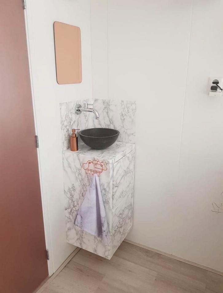 Wastafelmeubel (kast)met waskom & kraan  – marmerlook folie, Huis en Inrichting, Badkamer | Badkamermeubels, Gebruikt, Wasbak of Wastafel