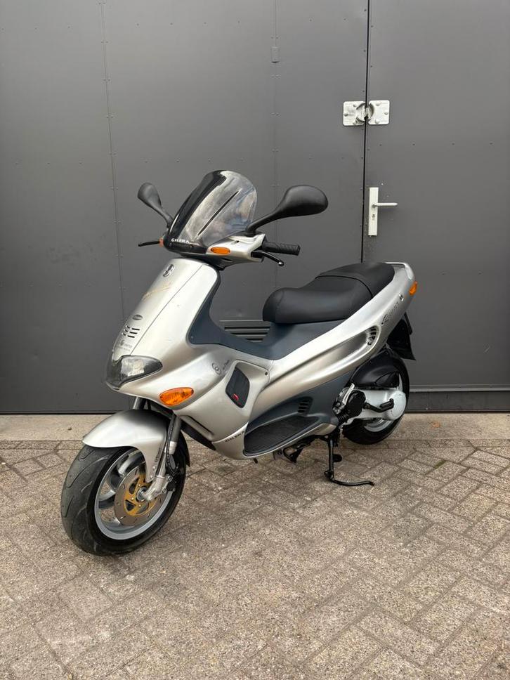 Gilera runner 50cc BROM DARK DREAM ORIGINEEL 2 TAKT TOPSTAAT, Fietsen en Brommers, Brommers | Overige merken, Zo goed als nieuw