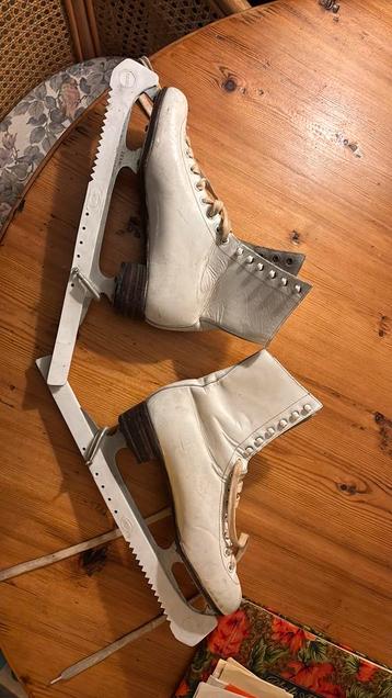 Kunstschaatsen leer met houten hak beschikbaar voor biedingen