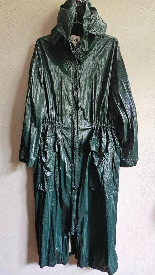 Trendy groene lak regenjas met capuchon van ZARA mt. M, Kleding | Dames, Jassen | Zomer, Zo goed als nieuw, Maat 38/40 (M), Groen