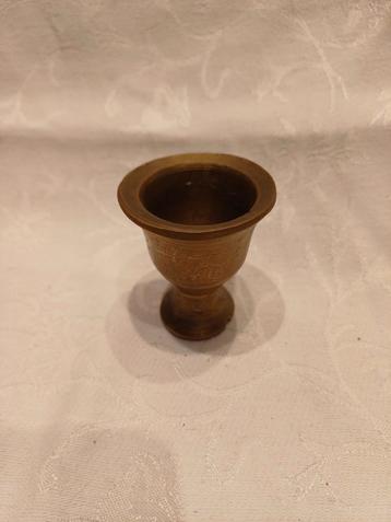 Klein Bronzen Kelkje met Gravures beschikbaar voor biedingen