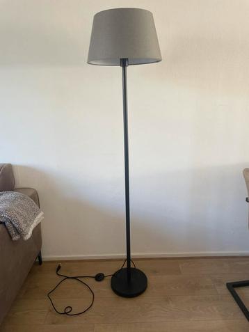 staande lamp / vloerlamp met grijze kap beschikbaar voor biedingen