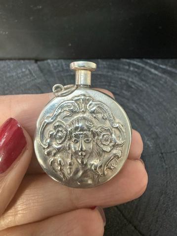 Zilveren Parfumflesje/Hanger met Groene Steen beschikbaar voor biedingen