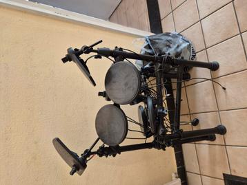 Elektrisch drumstel met logisch geluidsbox erbij beschikbaar voor biedingen