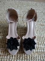 Hoge sleehakken (40), met zwarte bloemen en enkelriempjes, Beige, Nieuw, Ophalen of Verzenden, Schoenen met hoge hakken