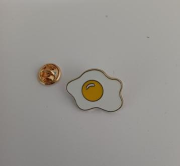 Goudkleurige broche pin spiegelei wit met geel   beschikbaar voor biedingen