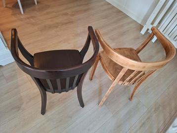 Twee houten stoelen, waarvan 1 geschuurd en vernist  beschikbaar voor biedingen