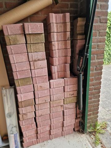 Stenen voor een terras in de tuin.  beschikbaar voor biedingen