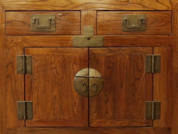 Vintage houten kastje met Chinese sluiting beschikbaar voor biedingen