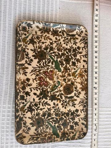 Antiek dienblad beschikbaar voor biedingen