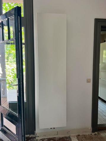 Verticale witte designradiator, 50 x 200, vlakke voorzijde beschikbaar voor biedingen