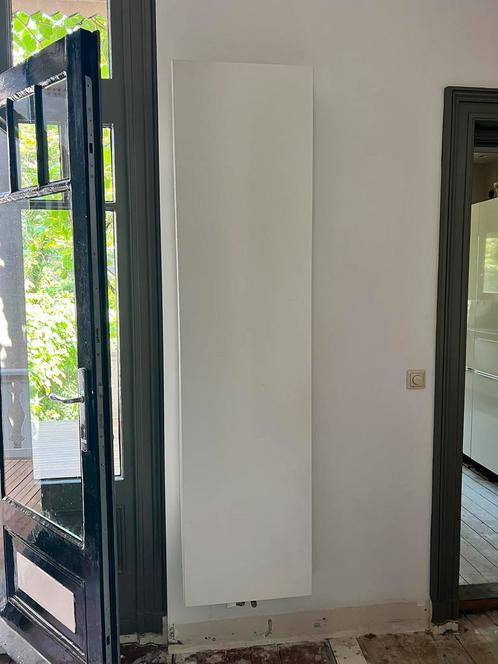 Verticale witte designradiator, 50 x 200, vlakke voorzijde, Doe-het-zelf en Verbouw, Verwarming en Radiatoren, Zo goed als nieuw
