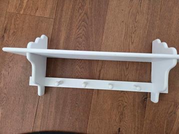 Leuke witte Kinderkapstok met plank beschikbaar voor biedingen
