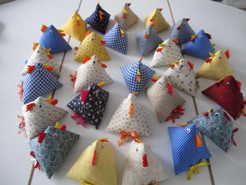Kippen van patchworkstof en andere leuke stofjes, beschikbaar voor biedingen