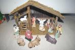 Kerststal van hout met 11 keramiek figuurtjes., Diversen, Kerst, Ophalen of Verzenden