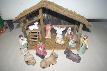Kerststal van hout met 11 keramiek figuurtjes. beschikbaar voor biedingen