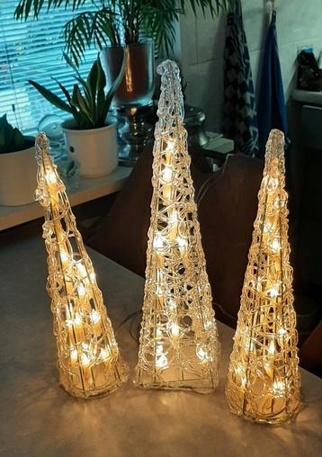 3 lichtpiramides voor kerst beschikbaar voor biedingen