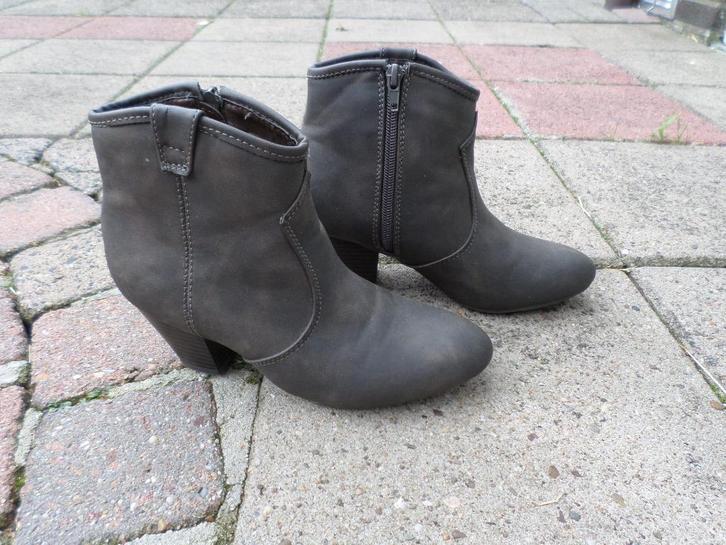 Grijze Emilio Luca X enkellaarsje met hak maat 36, Kinderen en Baby's, Kinderkleding | Schoenen en Sokken, Zo goed als nieuw, Laarzen