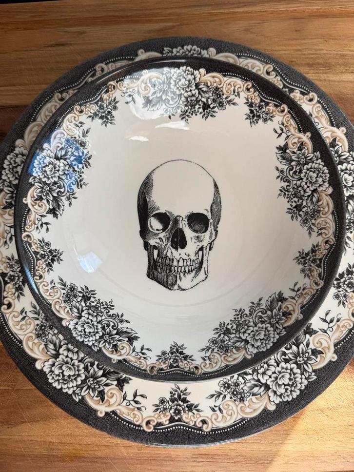 Eetborden en Soepkommen met Skull Design, Huis en Inrichting, Keuken | Servies, Gebruikt, Bord(en), Overige stijlen, Aardewerk