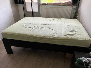 Zwart bed 140x200 met lattenbodem en matras
