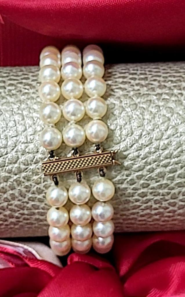 3 RIJIGE AKOYA PARELS ARMBAND MET 18 KARAAT GOUDEN SLOT, Sieraden, Tassen en Uiterlijk, Armbanden, Nieuw, Goud, Met bedels of kralen