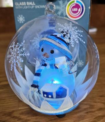 LED Sneeuwpop in glazen kerstbal - 11cm meerkleurige led beschikbaar voor biedingen