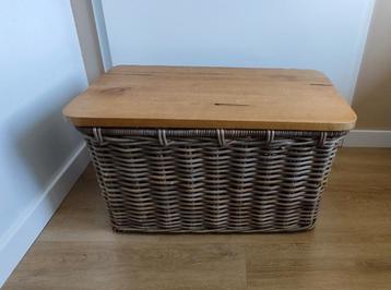 Mooie mand met houten klep beschikbaar voor biedingen
