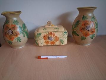 2 vintage keramische bloem vazen en een koektrommel 1932 beschikbaar voor biedingen