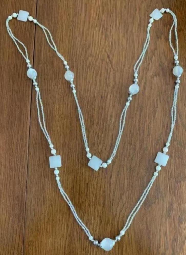 Ketting met wit-zilver en doorschijnende schijfjes en kralen, Sieraden, Tassen en Uiterlijk, Kettingen, Zo goed als nieuw, Wit