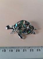 Mooie broche zilver- en parelmoerkleur schildpad, Overige materialen, 4 tot 7 cm, Ophalen of Verzenden, Zo goed als nieuw