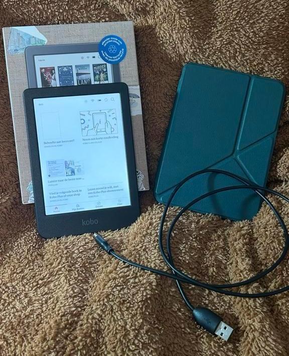 Kobo Clara Colour inc Sleep Cover en oplader, Computers en Software, E-readers, Zo goed als nieuw, 6 inch of minder, 16 GB of meer