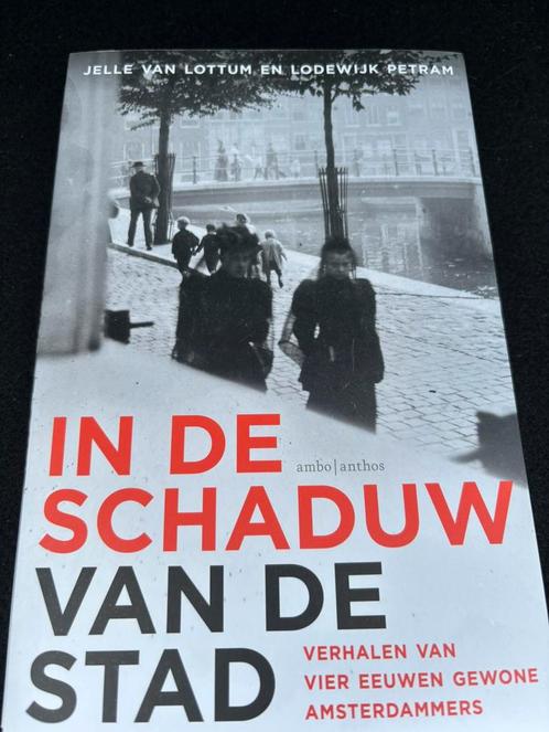 In de schaduw van de stad verhalen van Amsterdammers, Boeken, Politiek en Maatschappij, Zo goed als nieuw, Nederland, Ophalen of Verzenden